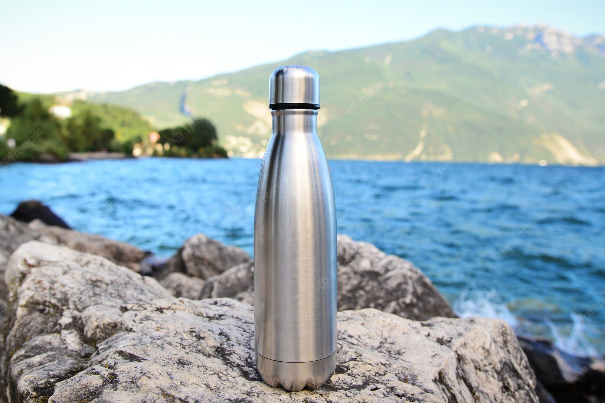 steel-eco-thermo-water-bottle-wall-lake-mountains-be-plastic-free_234039-305-2